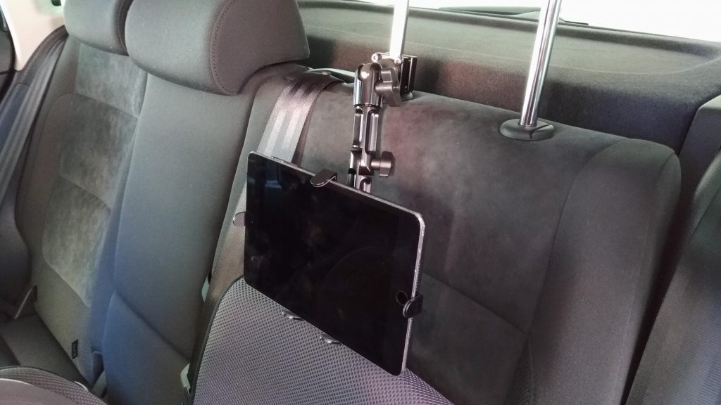 子供向けにサンワダイレクトのタブレット（iPad mini 4）車載ホルダー